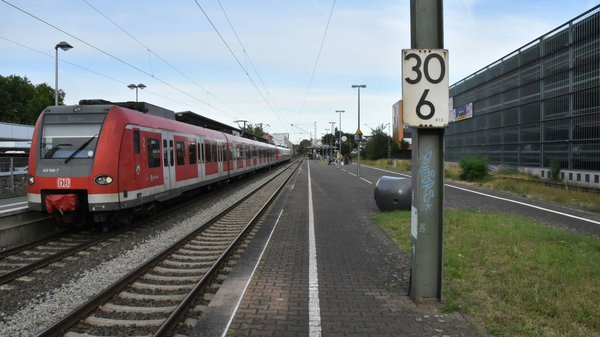 Züge der S19 auf der Siegstrecke am Bahnhof Hennef (Archivbild)