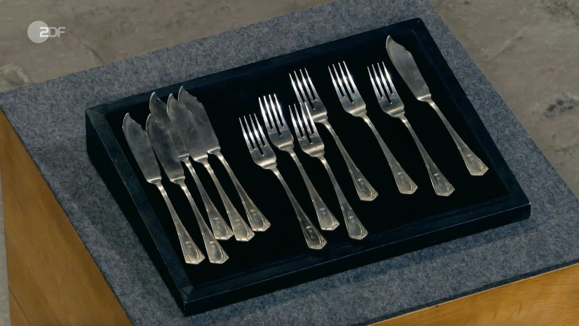 Ein Fischbesteck datierte Wendela Horz im Entwurf von Peter Behrens auf 1910. (Bild: ZDF)