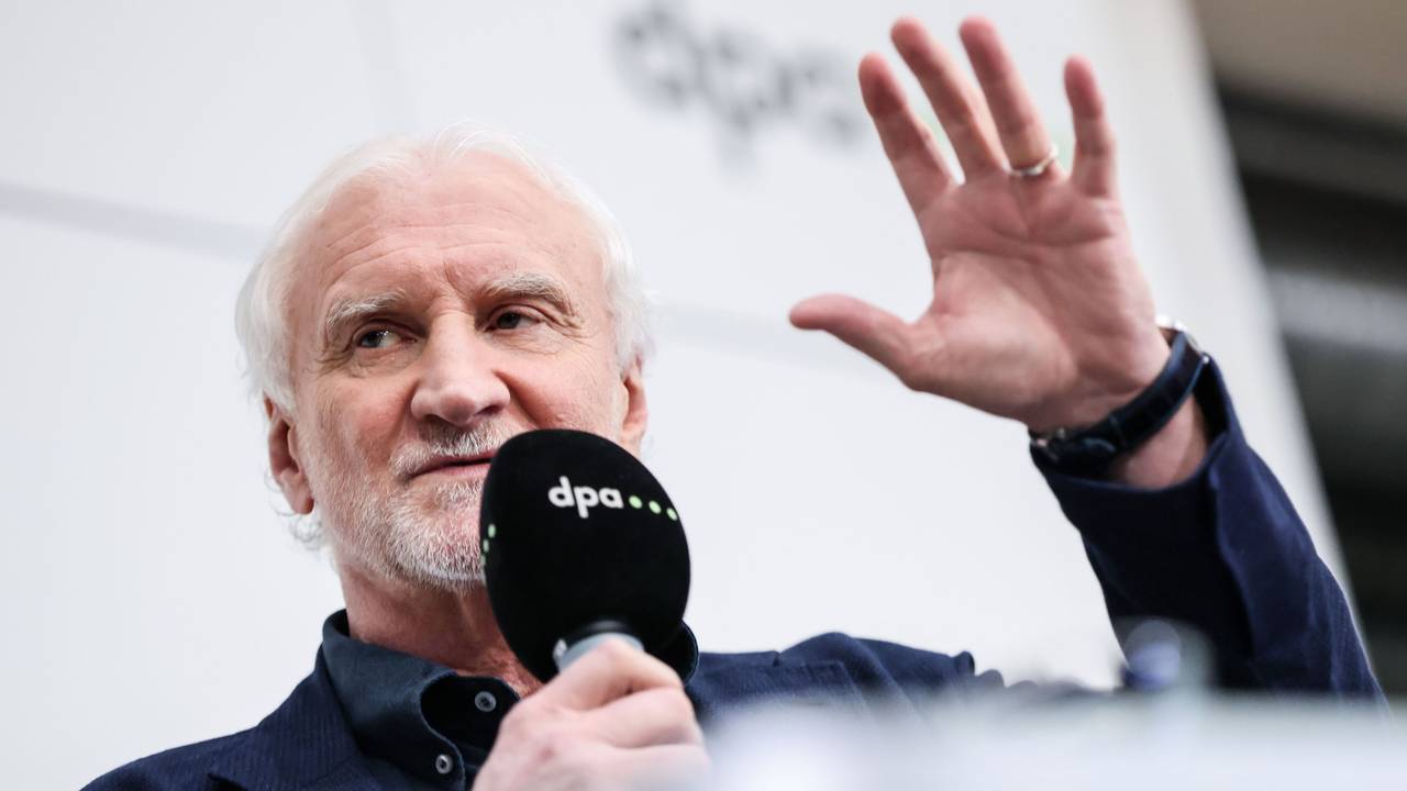 Rudi Völler spricht bei einer Veranstaltung ins Mikrofon.