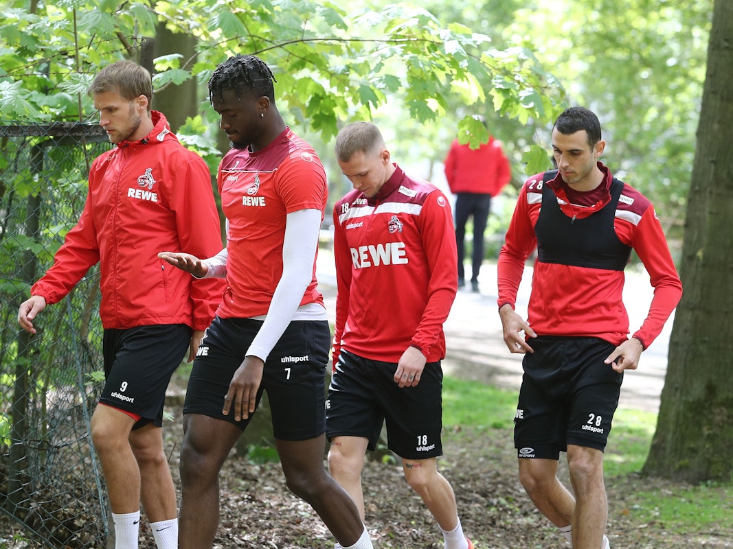 Profis des 1. FC Köln gehen durch den Stadtwald Richtung Trainingsplatz.