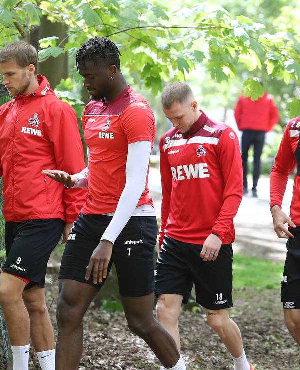 Profis des 1. FC Köln gehen durch den Stadtwald Richtung Trainingsplatz.