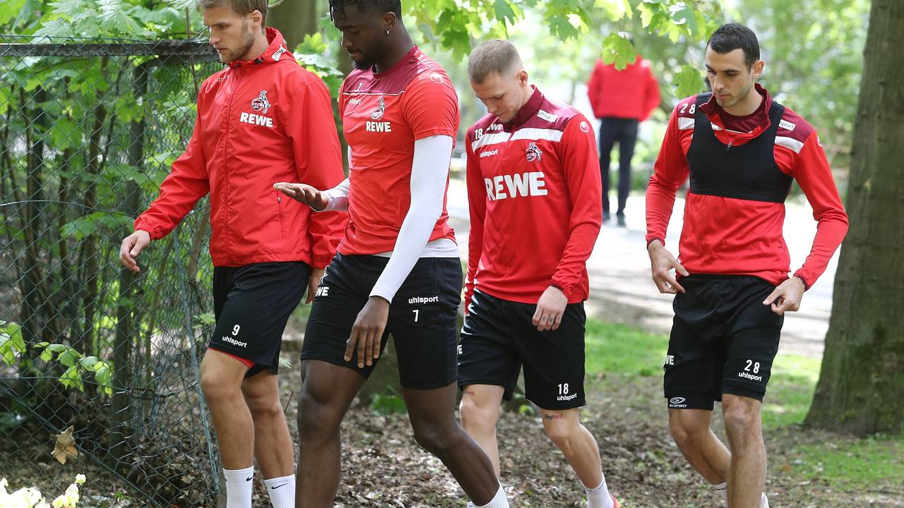 Profis des 1. FC Köln gehen durch den Stadtwald Richtung Trainingsplatz.