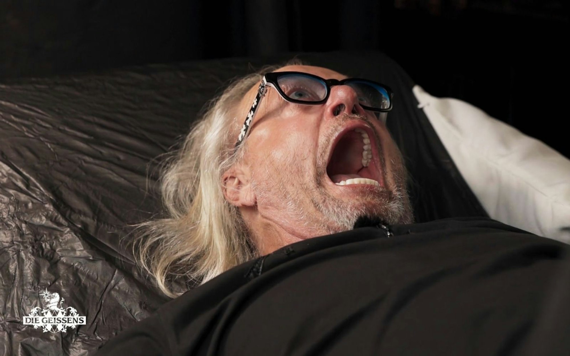 „Das tut sch... weh!“: Robert Geiss leidet. (Bild: RTLZWEI)