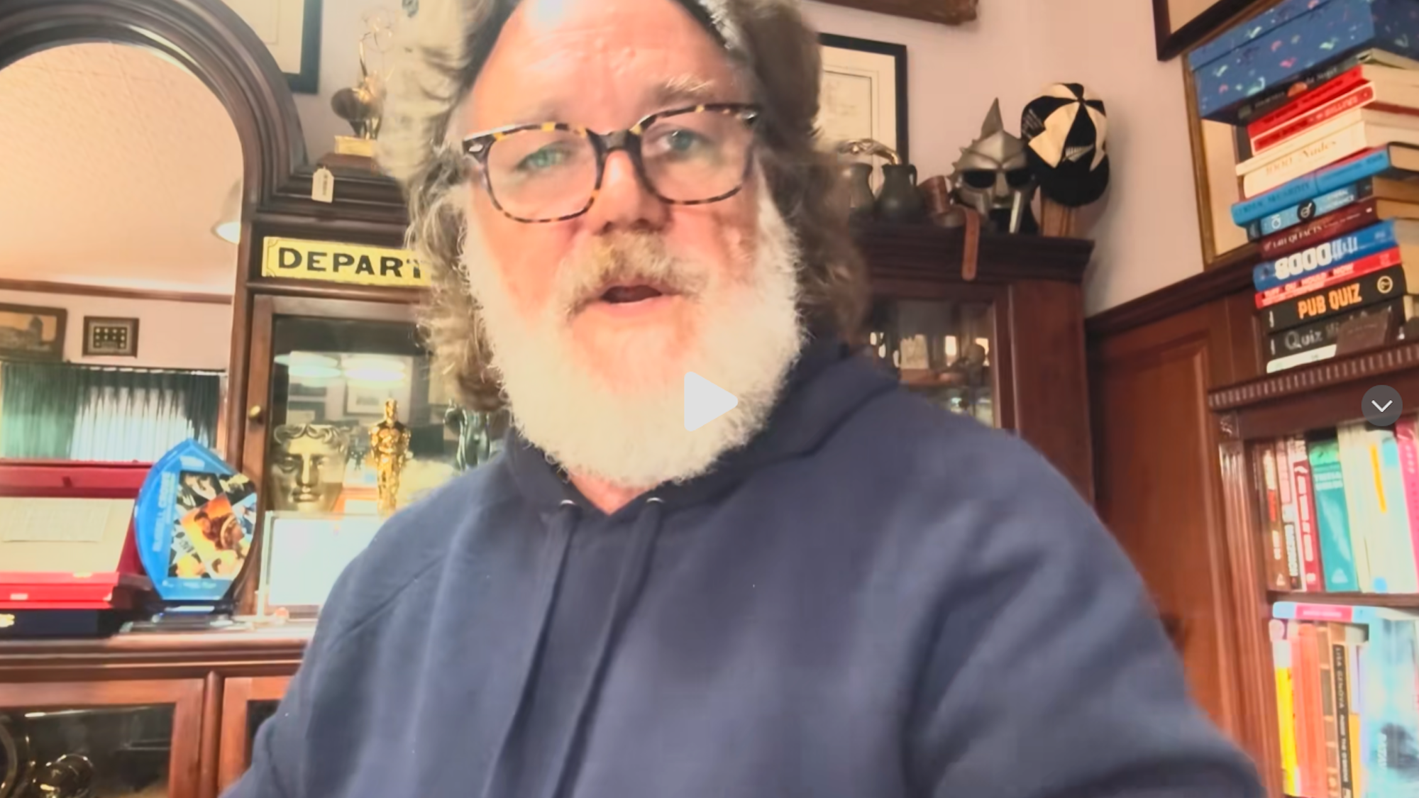 Schauspieler Russell Crowe begeistert mit seinem heimlichen TikTok-Account.