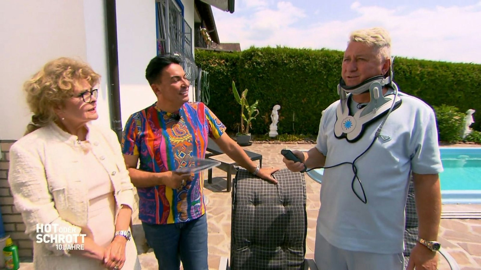 Sybille Pogorzalek (l.) und Matthias Mangiapane schauen Hubert Fella skeptisch beim Test der „Neck Brace“ zu. (Bild: RTL)