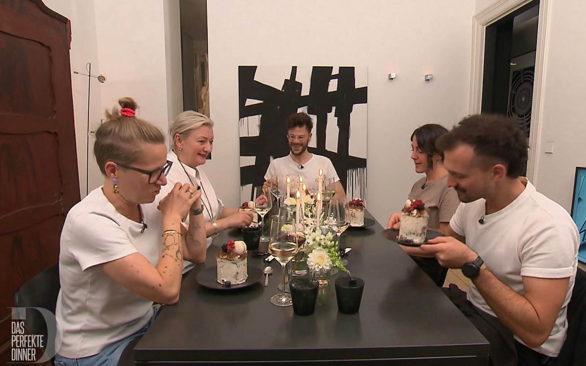 An Tag 2 in Hamburg trifft sich die „Dinner“-Runde bei Stefan in Eimsbüttel. (Bild: RTL)