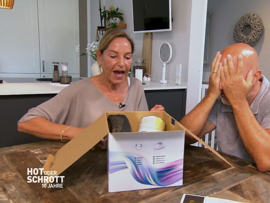 Den „Depilatory Heater“ geben Nicole (l.) und Detlef Steves (r.) lieber an Matthias Mangiapane weiter. (Bild: RTL)