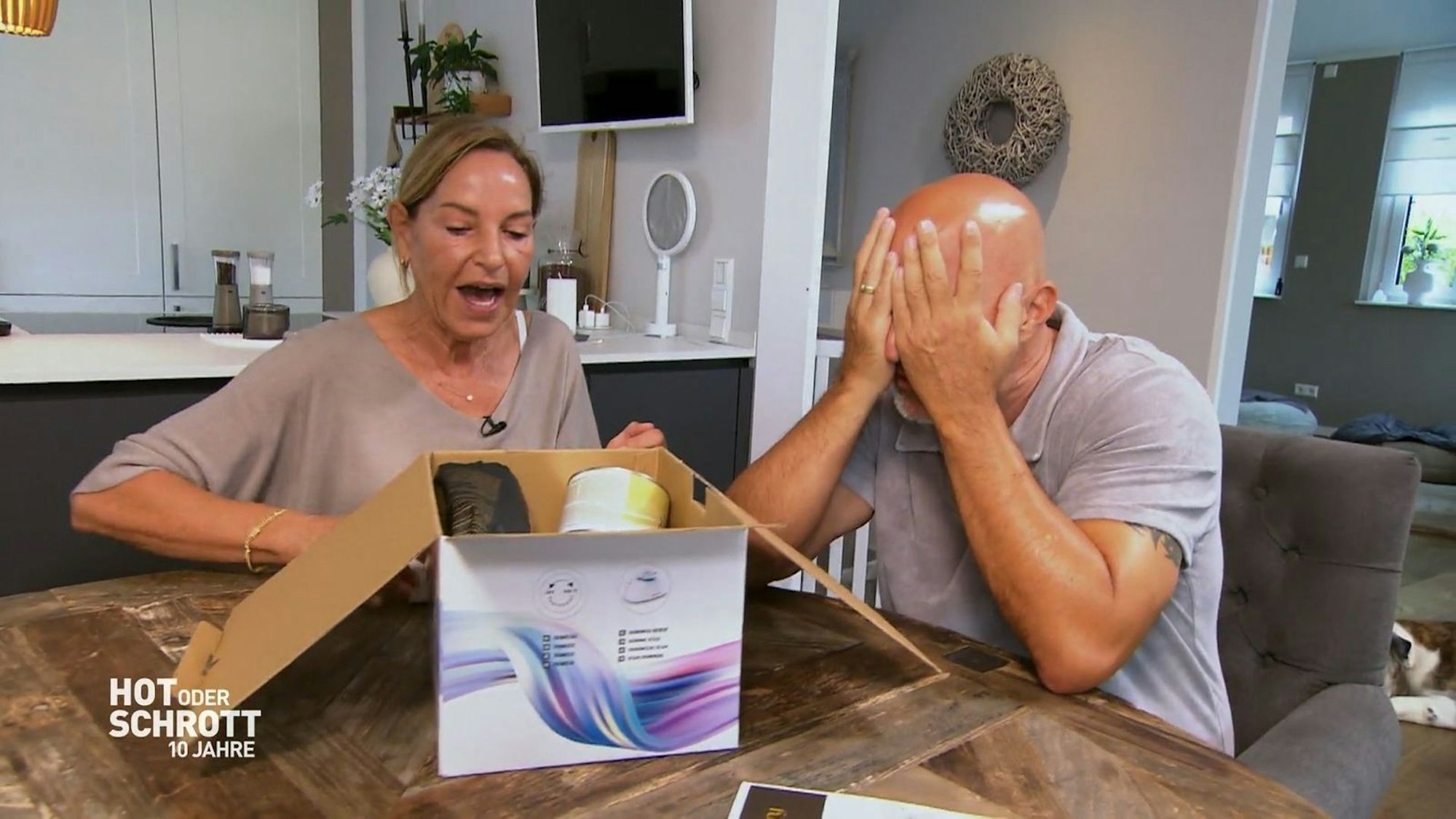 Den „Depilatory Heater“ geben Nicole (l.) und Detlef Steves (r.) lieber an Matthias Mangiapane weiter. (Bild: RTL)