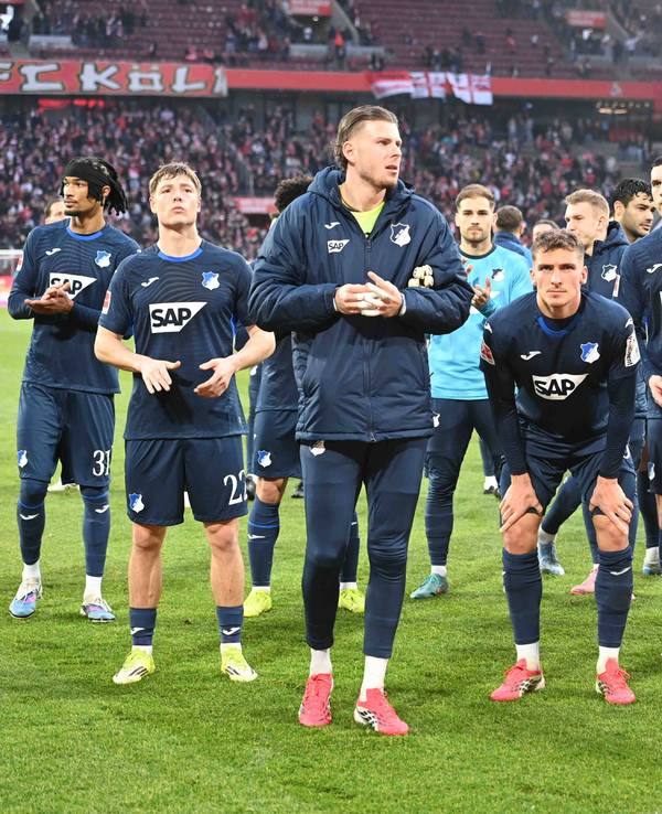 Die Spieler der TSG Hoffenheim im Rhein-Energie-Stadion nach dem Spiel beim 1. FC Köln.