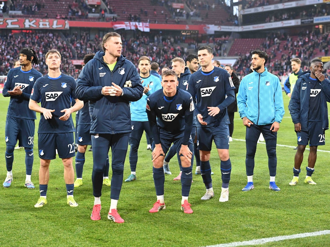 Die Spieler der TSG Hoffenheim im Rhein-Energie-Stadion nach dem Spiel beim 1. FC Köln.