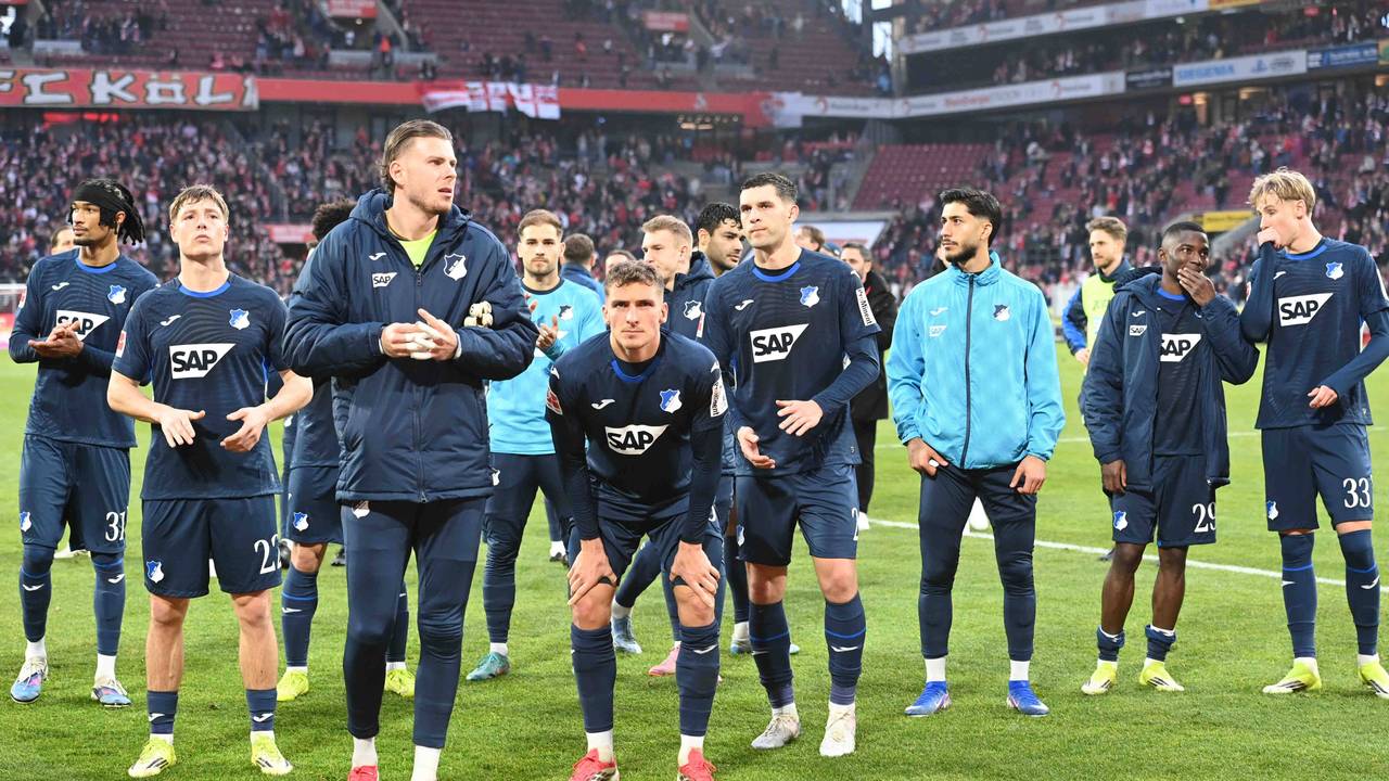 Die Spieler der TSG Hoffenheim im Rhein-Energie-Stadion nach dem Spiel beim 1. FC Köln.