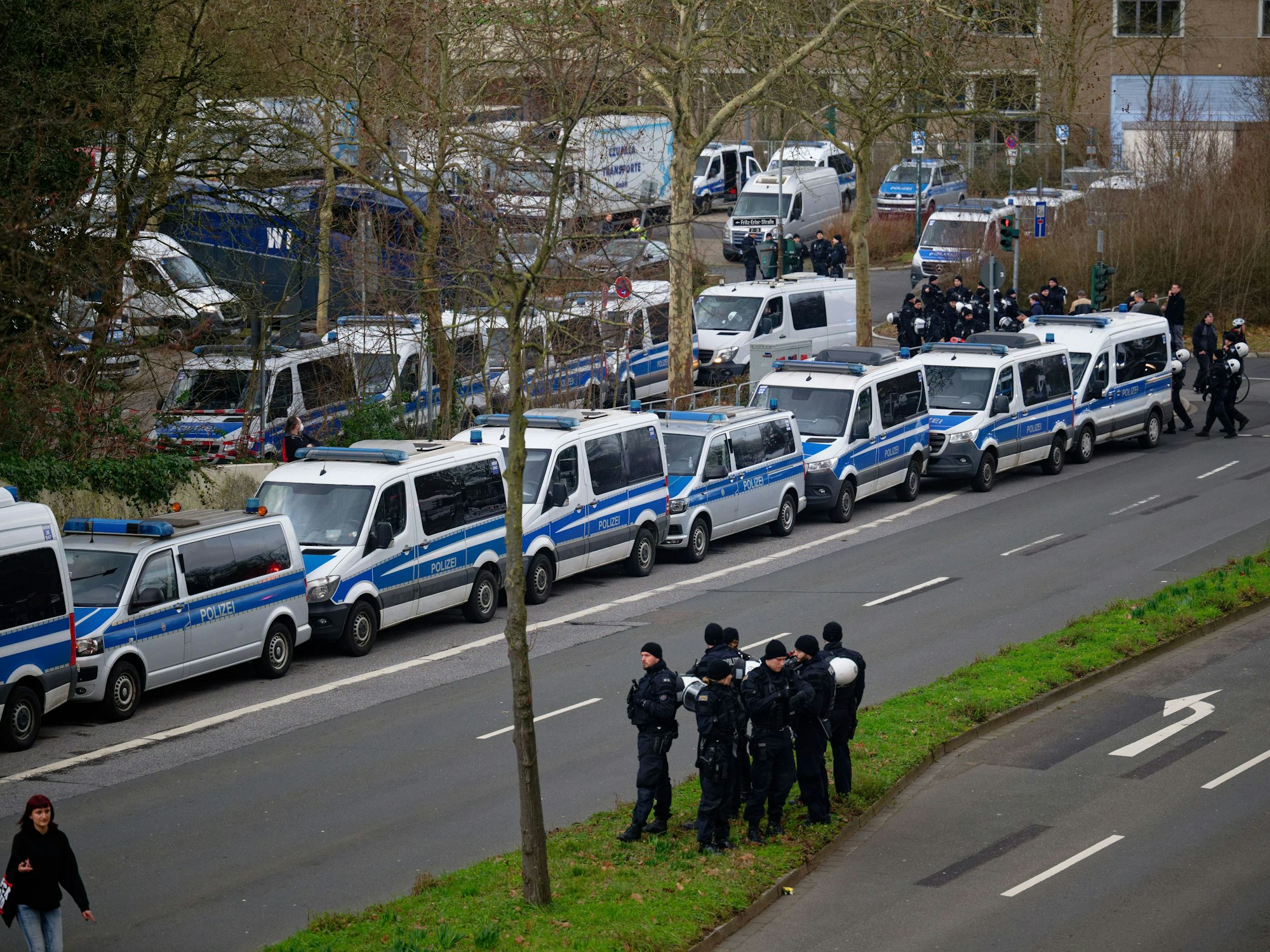 Polizei schützt den Veranstaltungsort, an dem der Thüringer AfD-Chef Höcke am Abend eine Rede hielt.