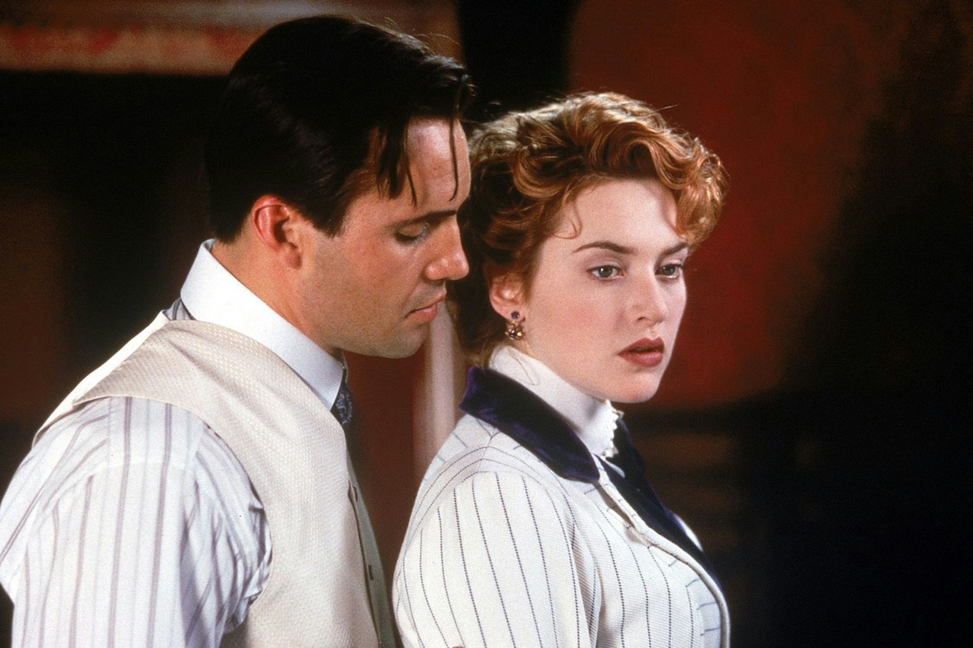 Szene aus „Titanic“: Rose (Kate Winslet) ist von ihrem Verlobten Cal (Billy Zane) nicht gerade angetan. Kein Wunder, ist der doch ein ausgemachtes SCheusal. (Bild: 20th Century Fox)