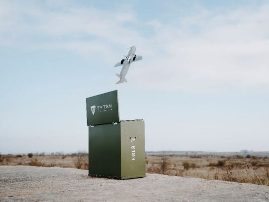 Eine Drohne startet in den Himmel