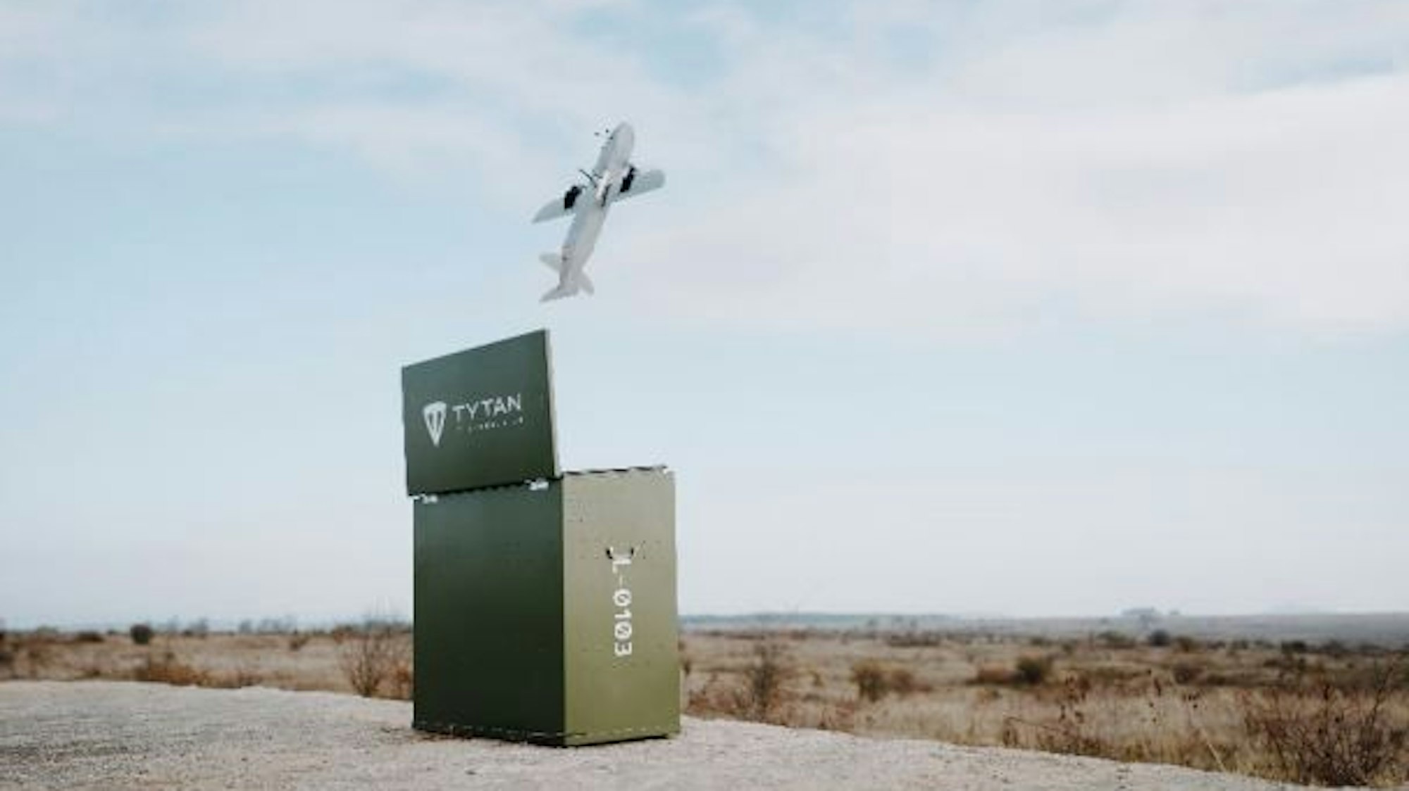 Eine Drohne startet in den Himmel