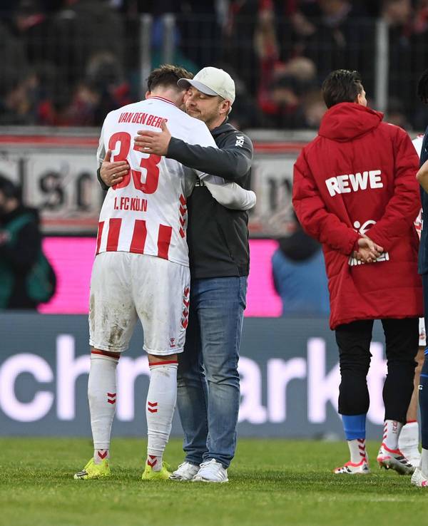 Lukas Kwasniok umarmt nach dem Spiel gegen Hoffenheim Rav van den Berg.