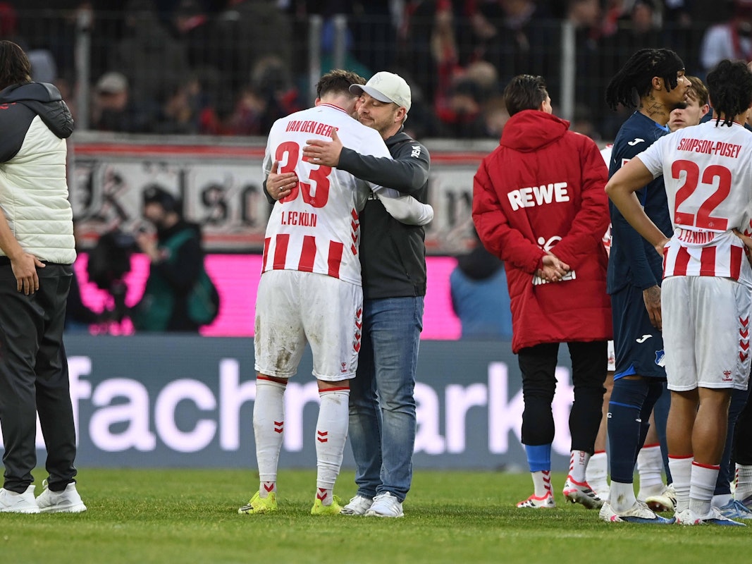 Lukas Kwasniok umarmt nach dem Spiel gegen Hoffenheim Rav van den Berg.