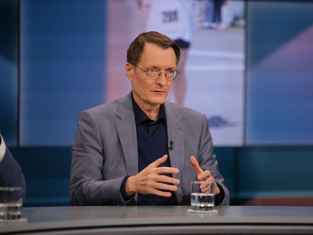 Karl Lauterbach (SPD) lehnte bei „Hart aber fair“ eine derzeitige Kostenerstattung der Abnehmspritze ab: „Wäre eine Fehlentscheidung.“ (Bild: WDR/Dirk Borm)