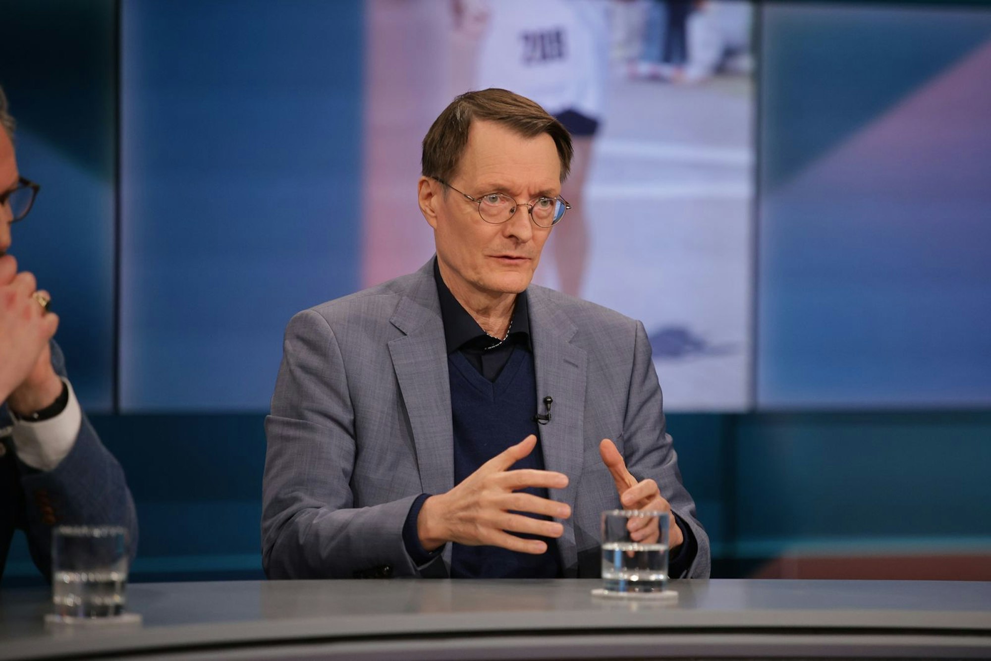 Karl Lauterbach (SPD) lehnte bei „Hart aber fair“ eine derzeitige Kostenerstattung der Abnehmspritze ab: „Wäre eine Fehlentscheidung.“ (Bild: WDR/Dirk Borm)