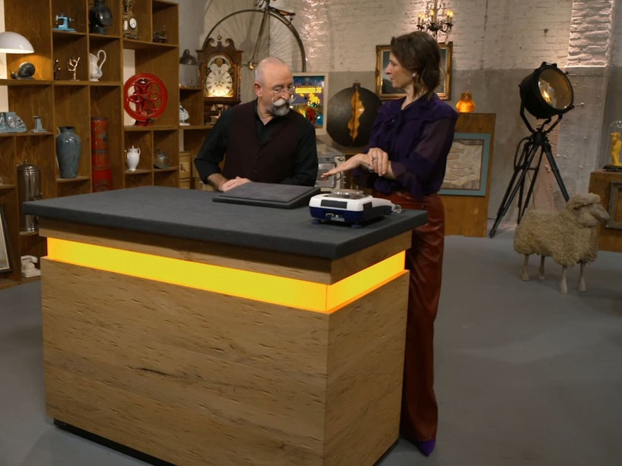 „Es macht einen langen Finger“, kommentierte Horst Lichter, als Wendela Horz einen Ring anprobierte. (Bild: ZDF)