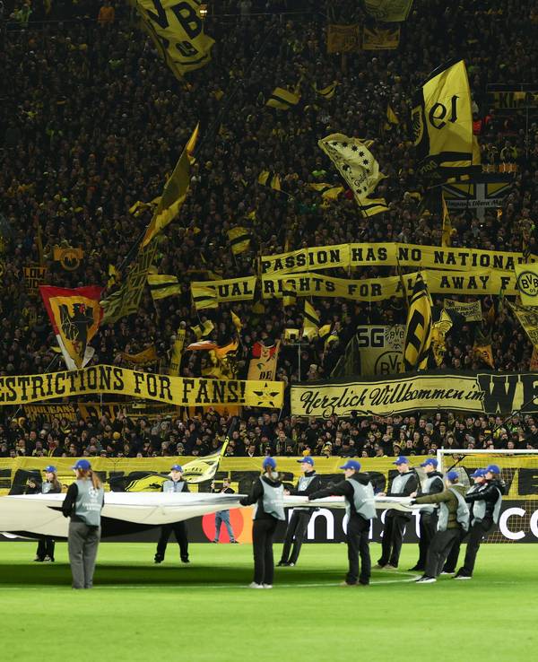Blick in die Fankurve von Borussia Dortmund in der Champions League.