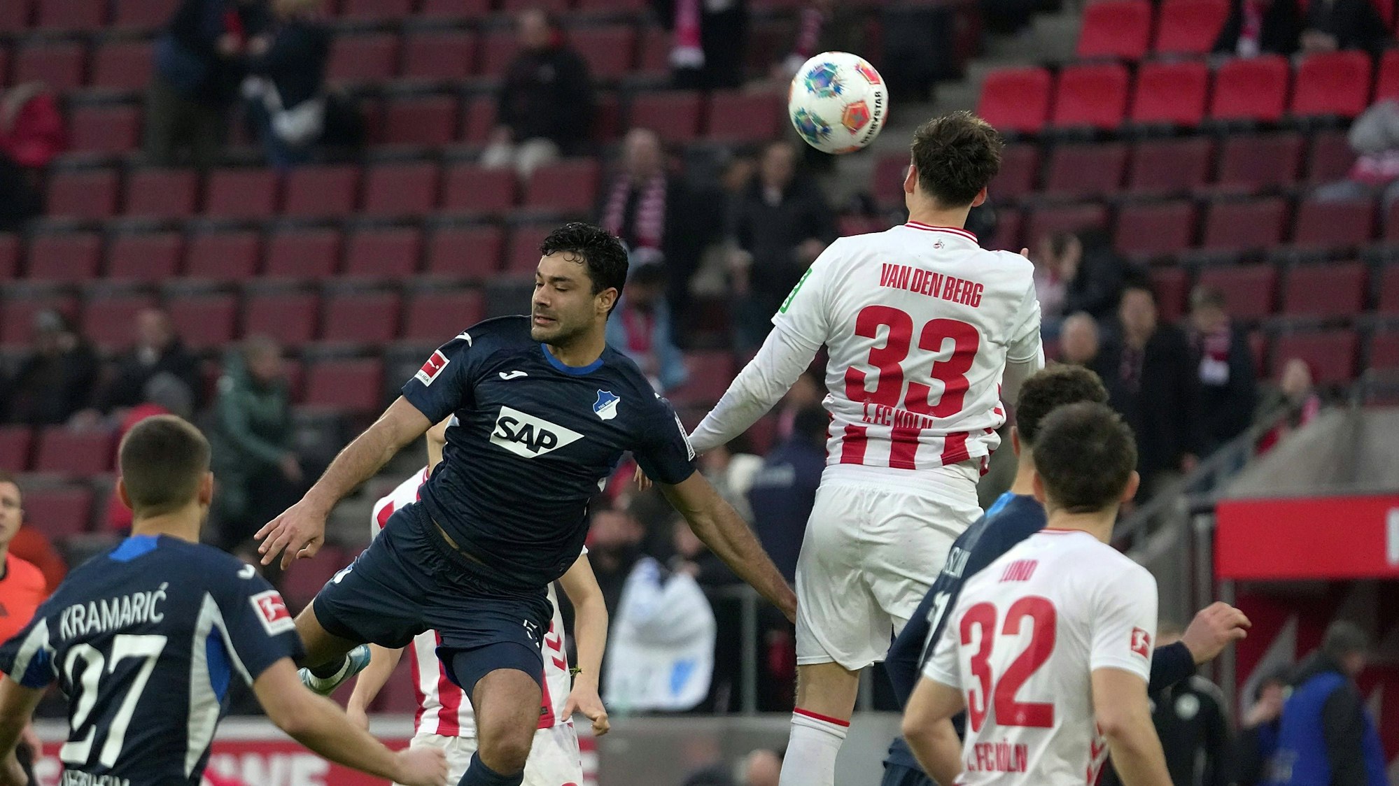 Rav van den Berg gewinnt ein Kopfballduell gegen Ozan Kabak.