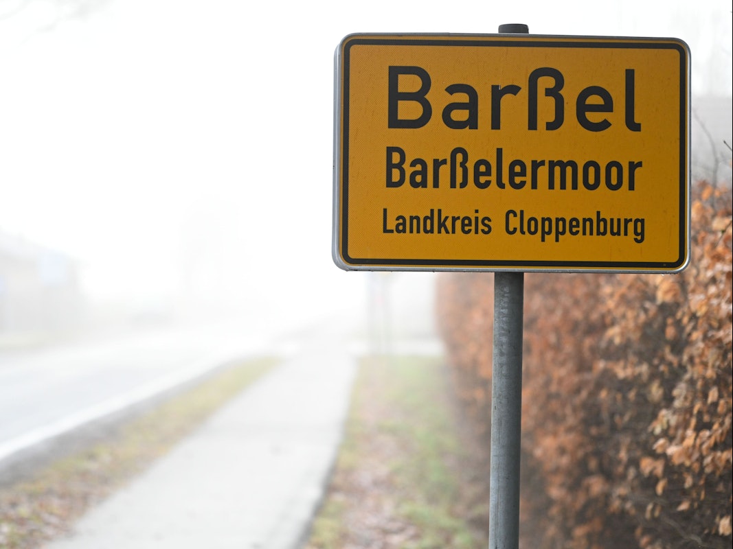 Das Ortsschild von Barßel im Nebel. Nach dem Verschwinden zweier Jungen im niedersächsischen Barßel im Landkreis Cloppenburg sucht die Polizei weiter nach den Kindern. Sie seien bislang nicht gefunden worden, sagte ein Sprecher.