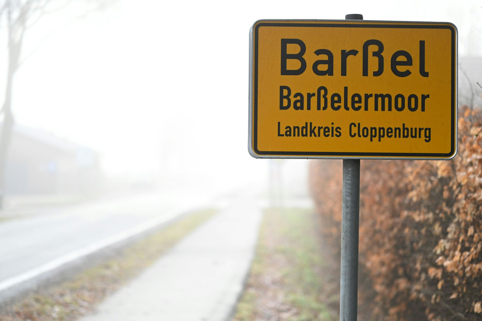 Das Ortsschild von Barßel im Nebel. Nach dem Verschwinden zweier Jungen im niedersächsischen Barßel im Landkreis Cloppenburg suchte die Polizei weiter nach den Kindern.