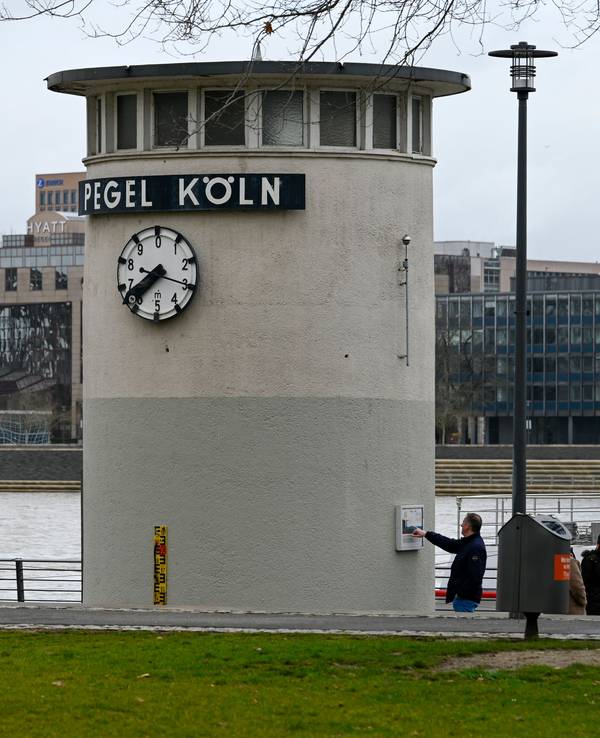 Das Pegelhaus in der Altstadt steht noch im Trockenen. Der Rhein führt aktuell Hochwasser.