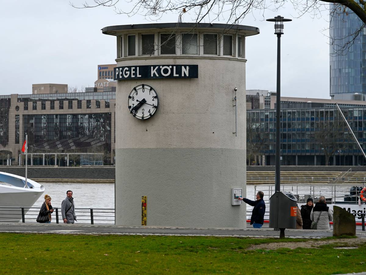 Das Pegelhaus in der Altstadt steht noch im Trockenen. Der Rhein führt aktuell Hochwasser.