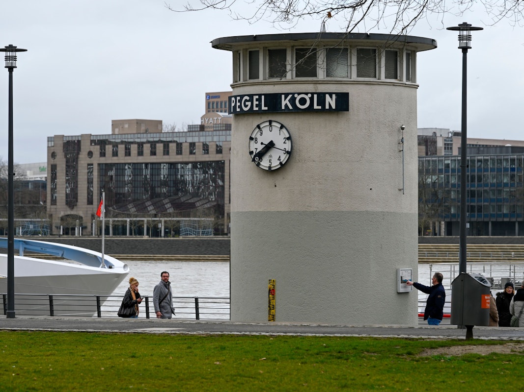 Das Pegelhaus in der Altstadt steht noch im Trockenen. Der Rhein führt aktuell Hochwasser.