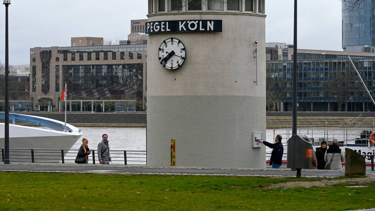 Das Pegelhaus in der Altstadt steht noch im Trockenen. Der Rhein führt aktuell Hochwasser.