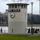 Das Pegelhaus in der Altstadt steht noch im Trockenen. Der Rhein führt aktuell Hochwasser.