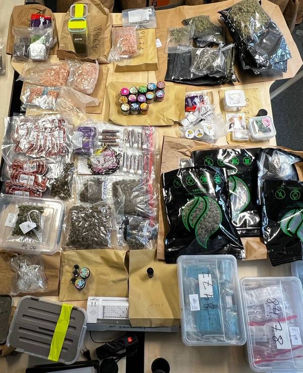Die Polizei durchsuchte mehrere Kölner Wohnungen – und fand dort unter anderem mehr als 20 Kilogramm Drogen.
