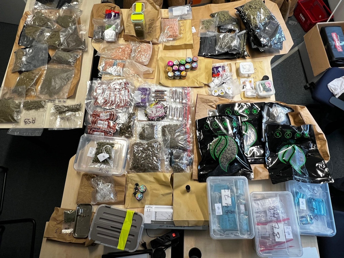 Die Polizei durchsuchte mehrere Kölner Wohnungen – und fand dort unter anderem mehr als 20 Kilogramm Drogen.