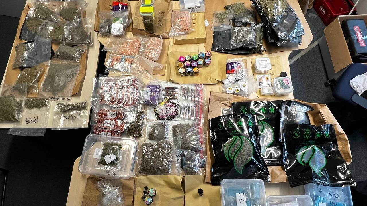 Die Polizei durchsuchte mehrere Kölner Wohnungen – und fand dort unter anderem mehr als 20 Kilogramm Drogen.