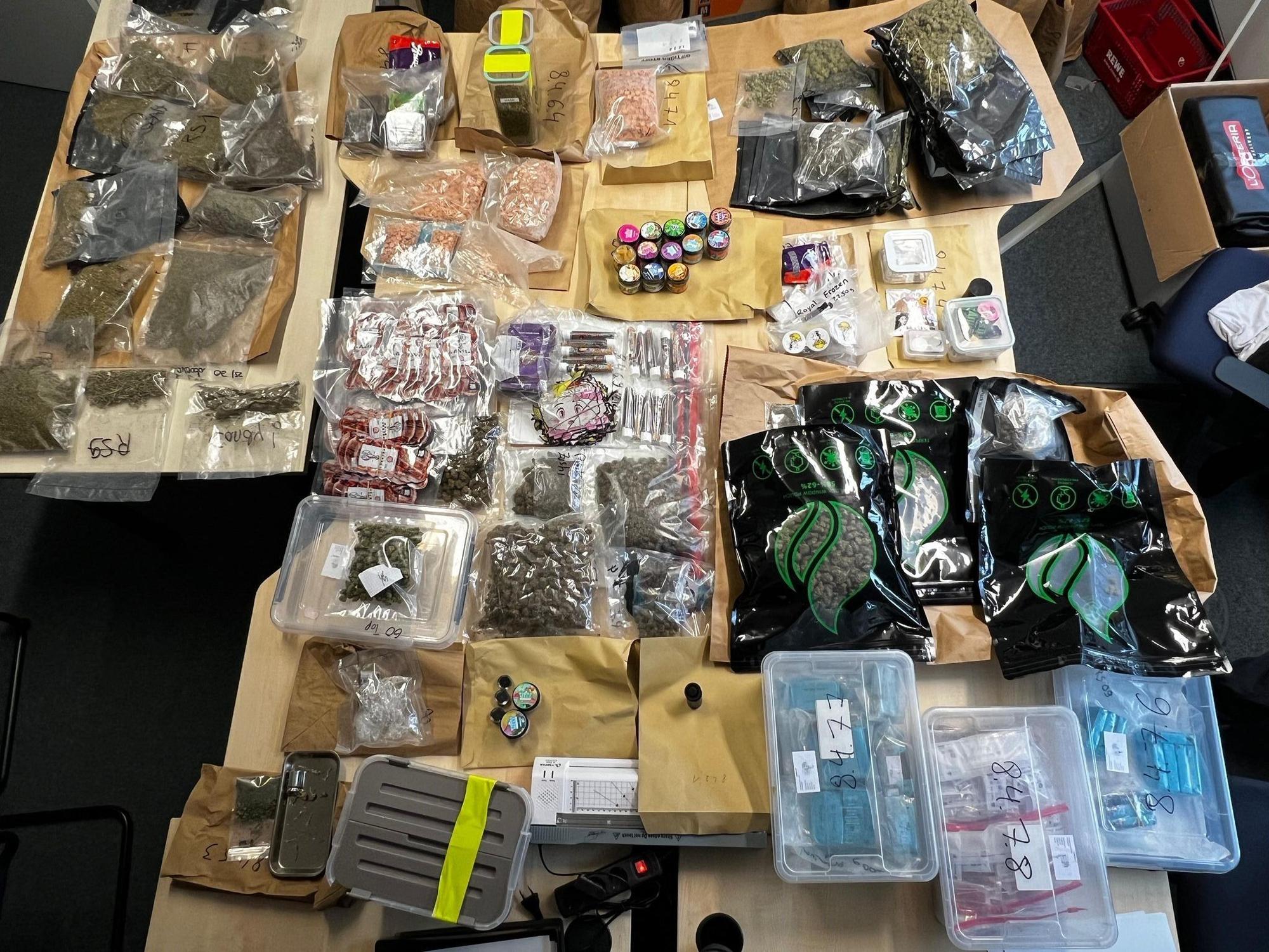 Die Polizei durchsuchte mehrere Kölner Wohnungen – und fand dort unter anderem mehr als 20 Kilogramm Drogen.
