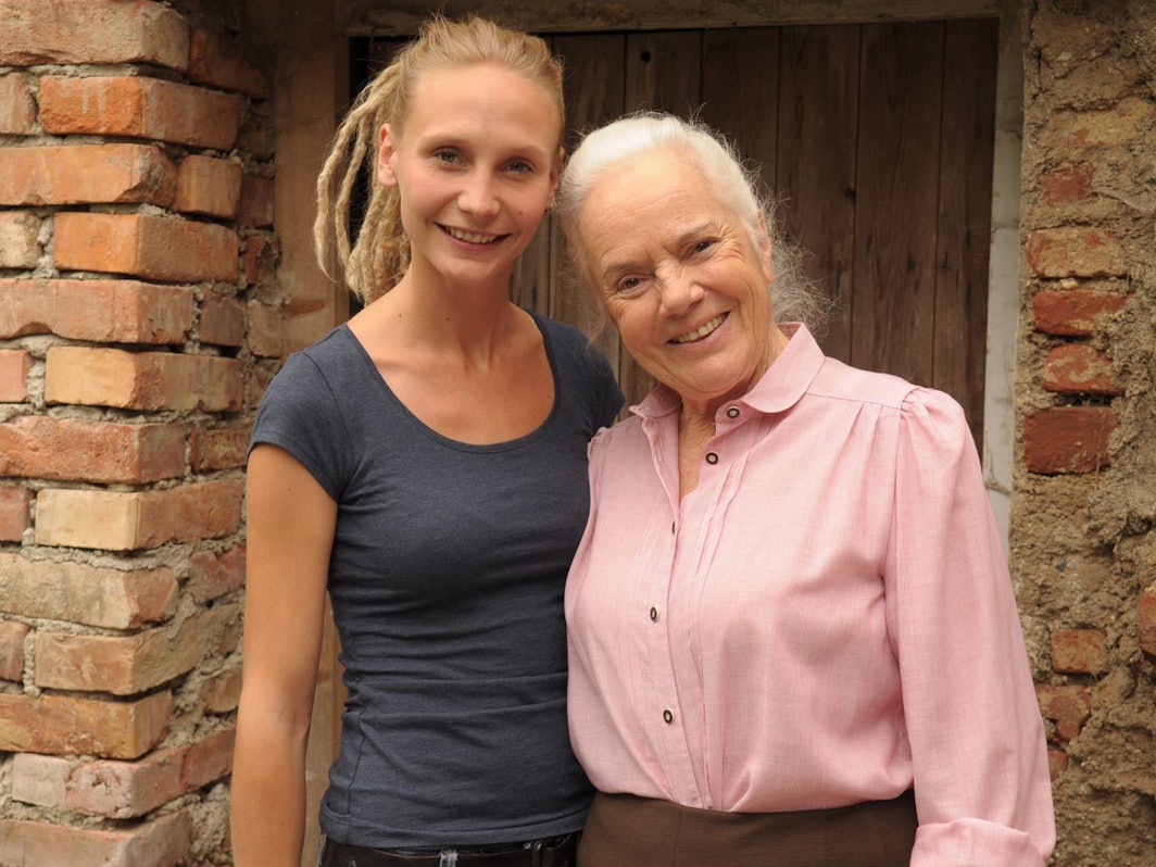 Ursula Erber (rechts), hier mit Josephine Kroetz, steigt bei „Dahoam is Dahoam“ aus. (Bild: BR/Jo Bischoff)
