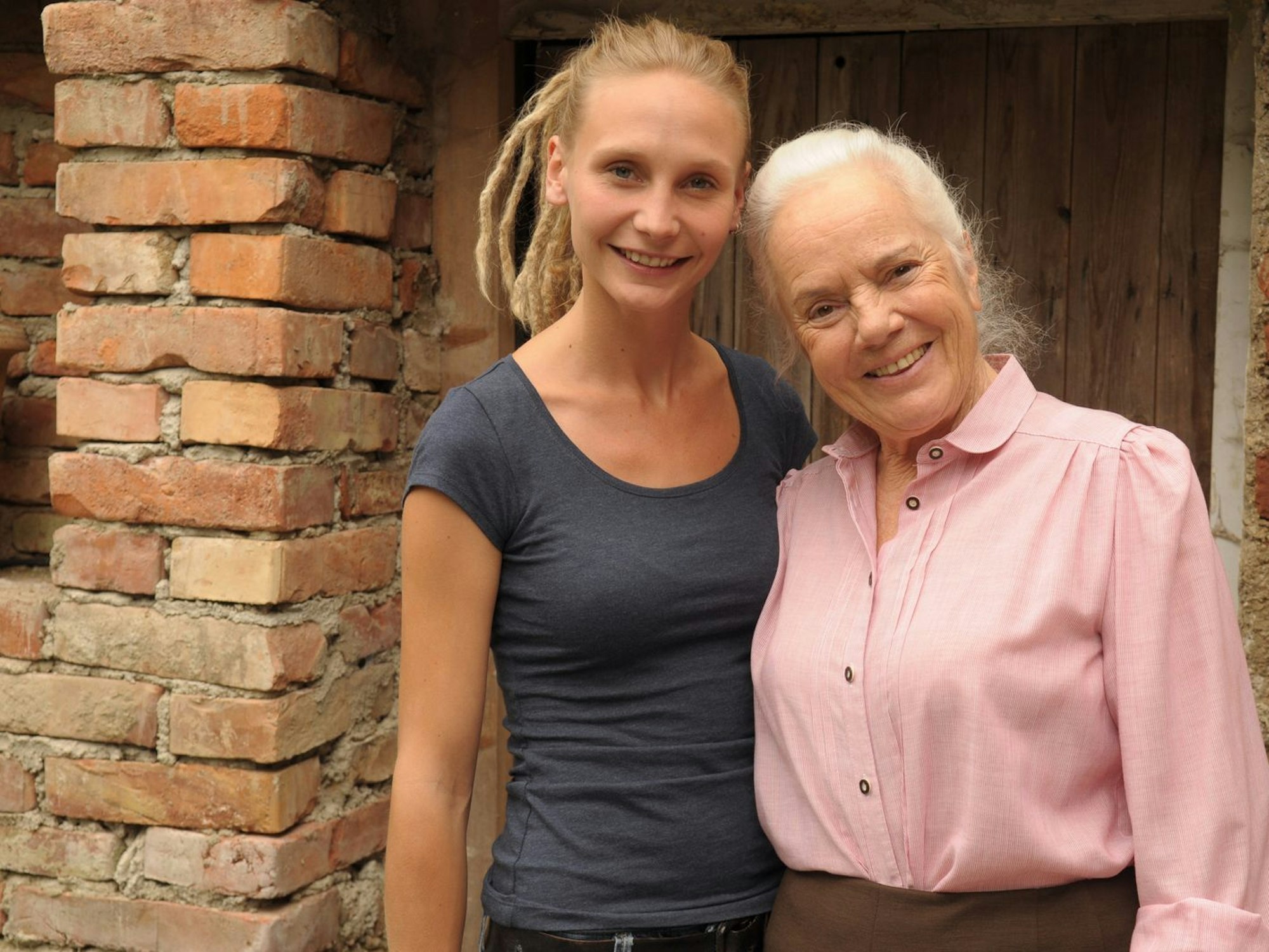 Ursula Erber (rechts), hier mit Josephine Kroetz, steigt bei „Dahoam is Dahoam“ aus. (Bild: BR/Jo Bischoff)