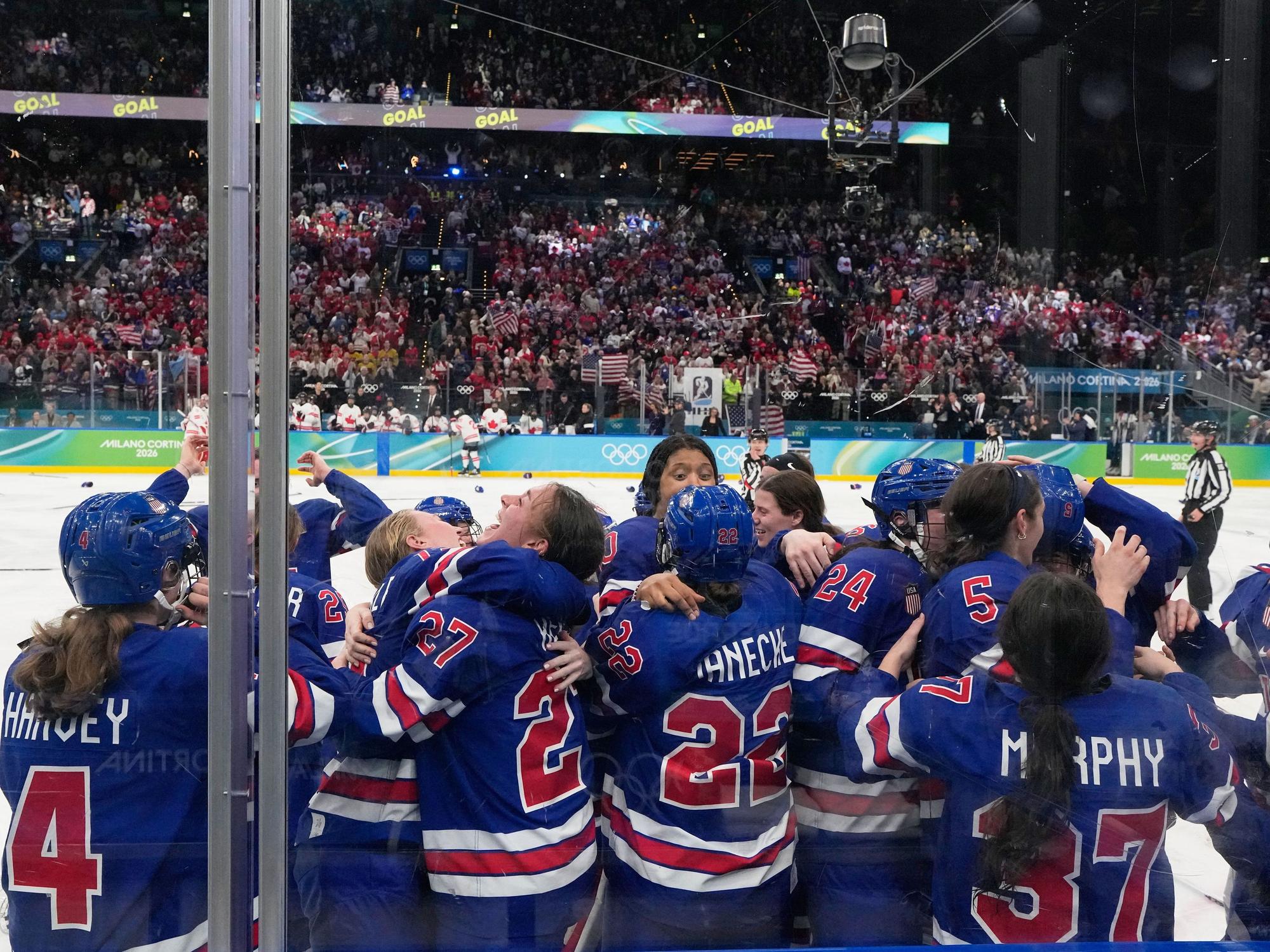 Die Spielerinnen der USA jubeln nach ihrem Siegtor.