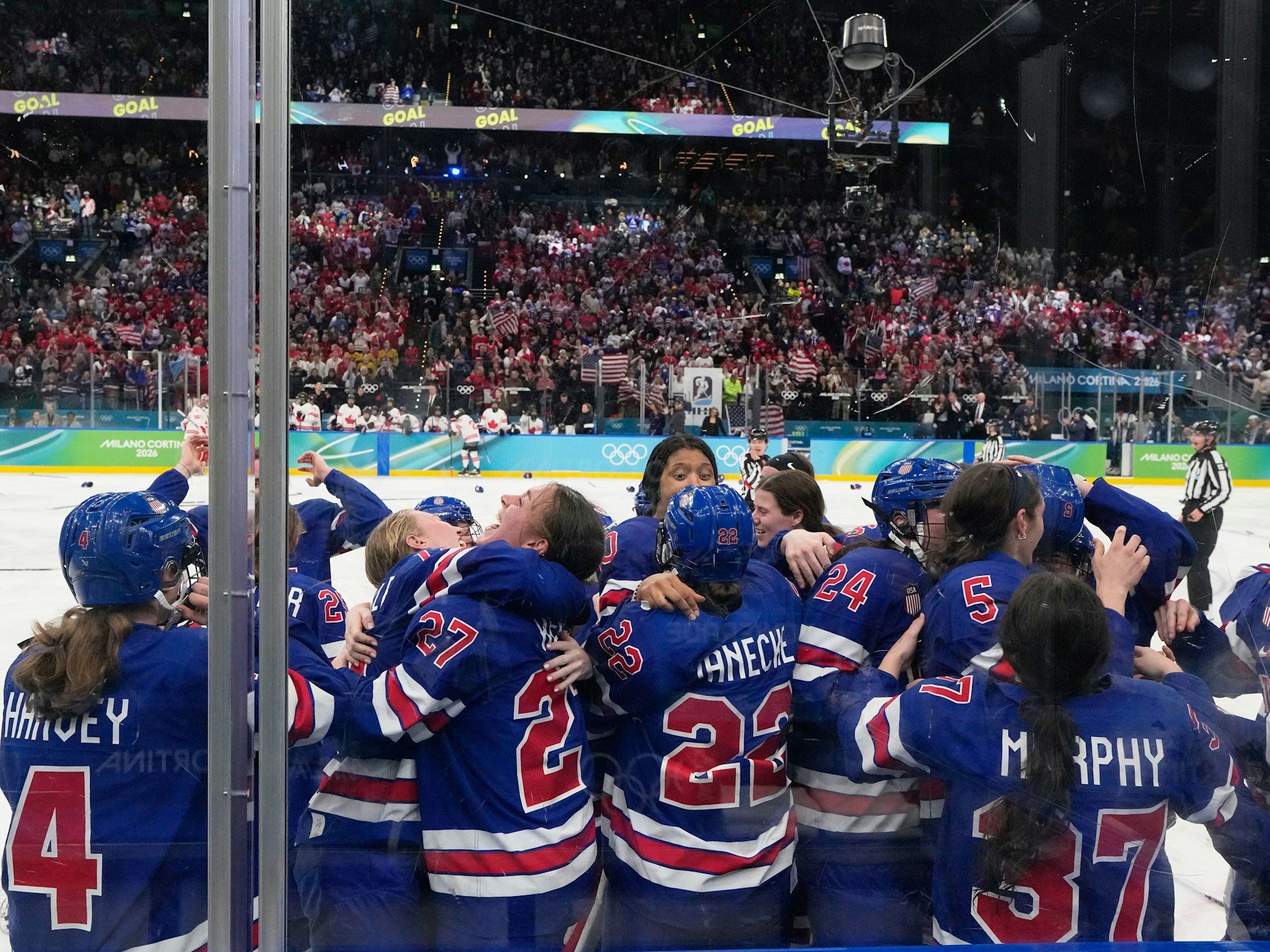 Die Spielerinnen der USA jubeln nach ihrem Siegtor.