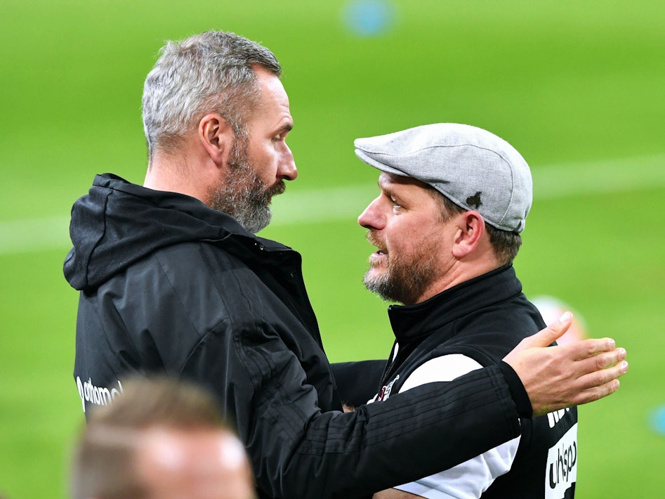 Tim Walter und Steffen Baumgart begrüßen sich.