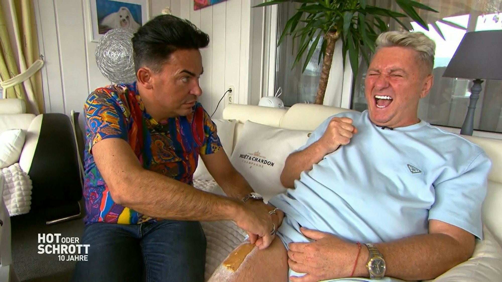 Matthias Mangiapane (l.) ist den Enthaarungsschmerz gewöhnt, Hubert Fella (r.) nicht. (Bild: RTL)