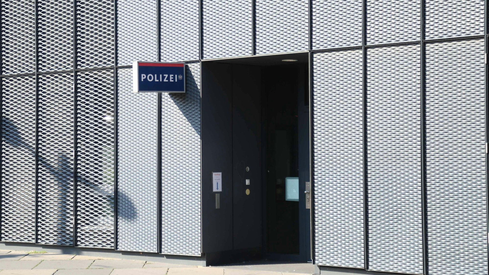 Polizeistation mit Eingang und Schild
