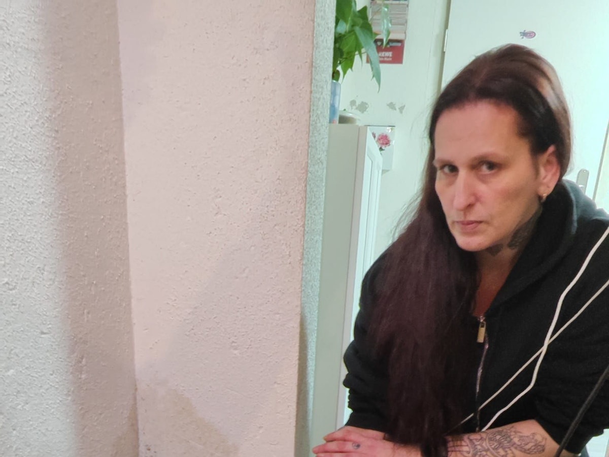 Stephanie Hartel (42) zeigt in ihrer betroffenen Wohnung in Köln-Flittard auf eine der vielen Schimmel-Ecken.