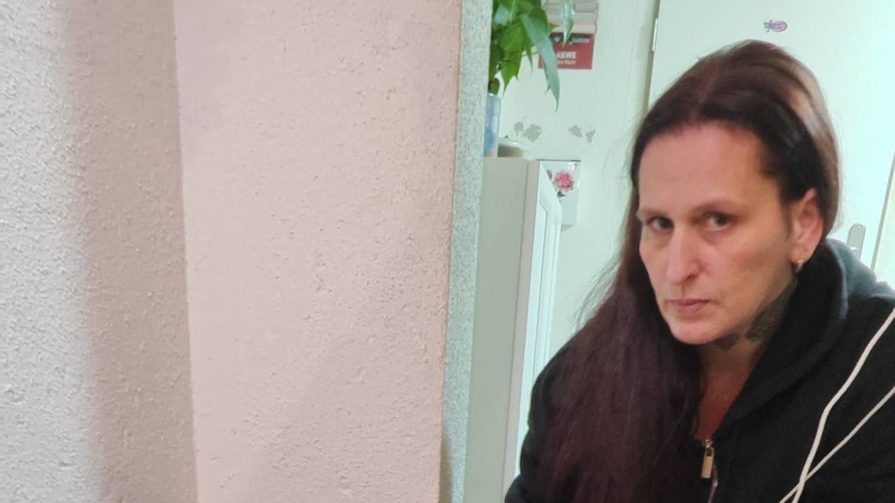 Stephanie Hartel (42) zeigt in ihrer betroffenen Wohnung in Köln-Flittard auf eine der vielen Schimmel-Ecken.