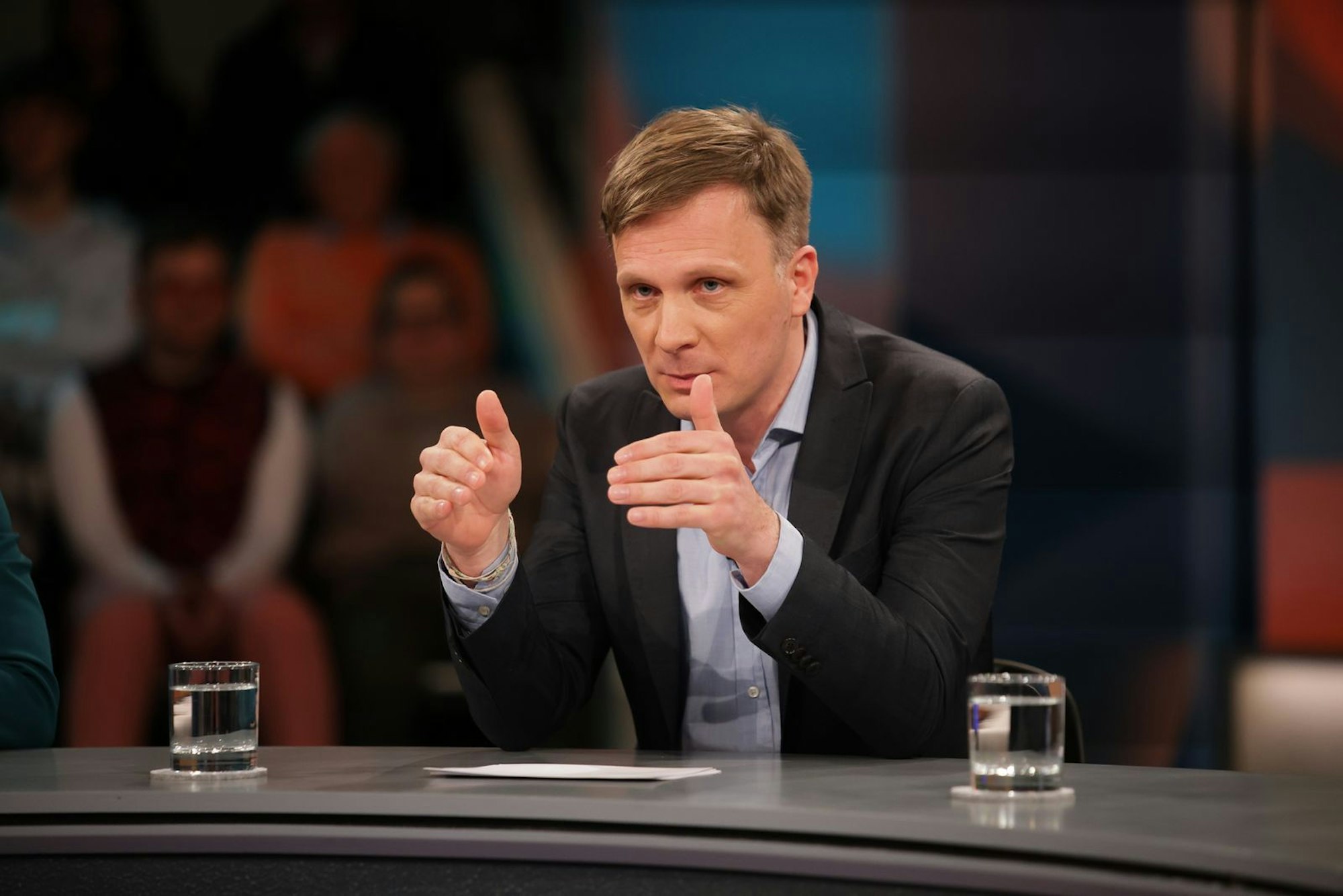 Mirco Wolf Wiegert (Gründer und Geschäftsführer von Fritz-Kola) sagte bei „Hart aber fair“: „Vollen Geschmack kriegt man nur mit der vollen Portion von Zucker.“ (Bild: WDR/Dirk Borm)