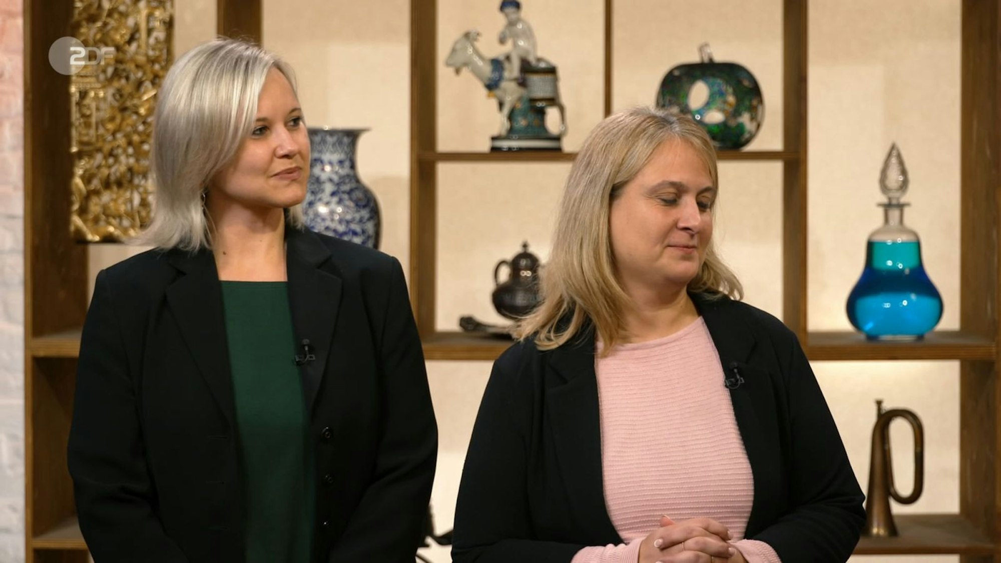 Die Freundinnen Svenja und Annika aus Weil am Rhein brachten den Ring mit, der angeblich um 1910, 1920 entstanden sein soll. (Bild: ZDF)