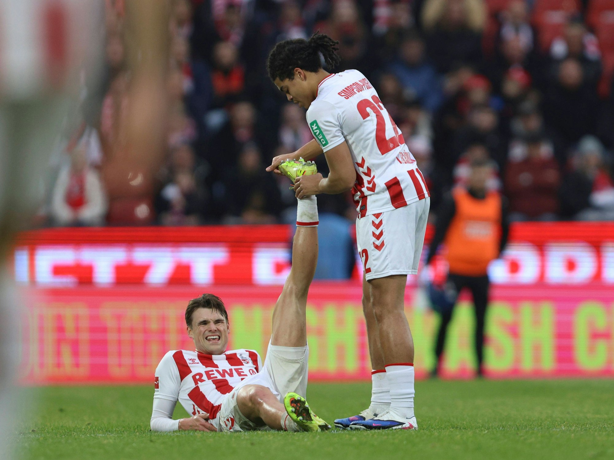 Jahmai Simpson-Pusey hilft Joel Schmied mit einem Krampf.