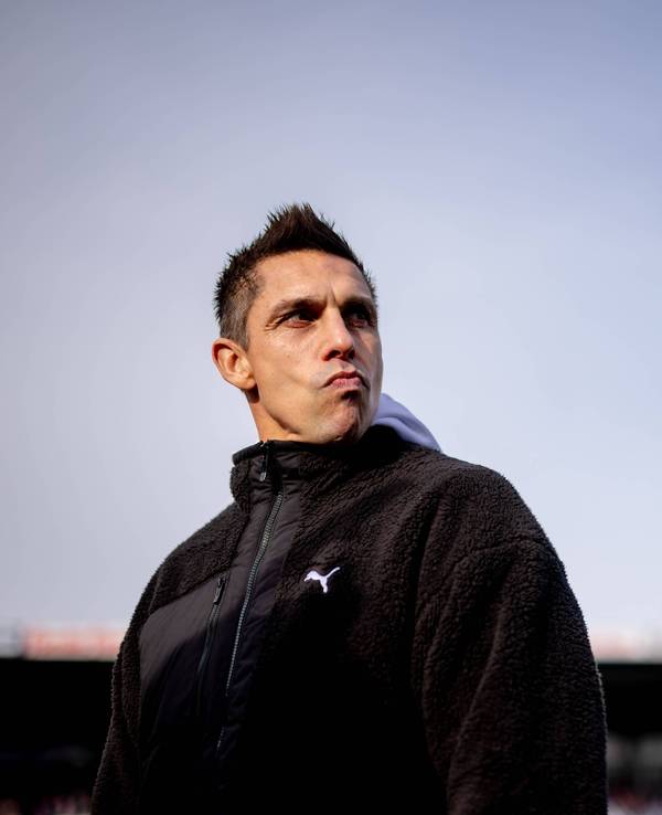 Marcel Rapp im Stadion vor blauem Himmel.